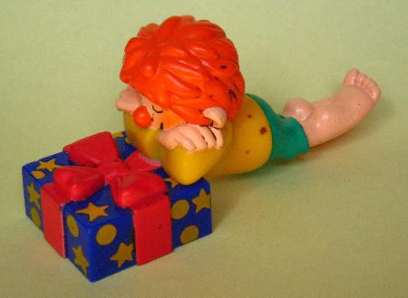 Kunststoff-Figur: Pumuckl mit Geschenkpackerl (Pumuckl) - 1998 - mge-shop