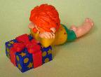 Kunststoff-Figur: Pumuckl mit Geschenkpackerl (McDonalds - Pumuckl) - 1998 - mge-shop